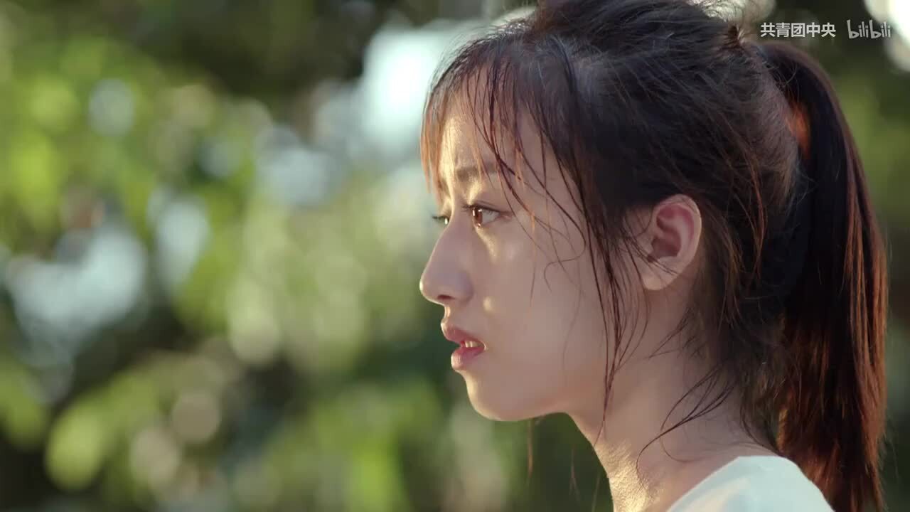 公益短视频愿你走出半生归来仍是少女